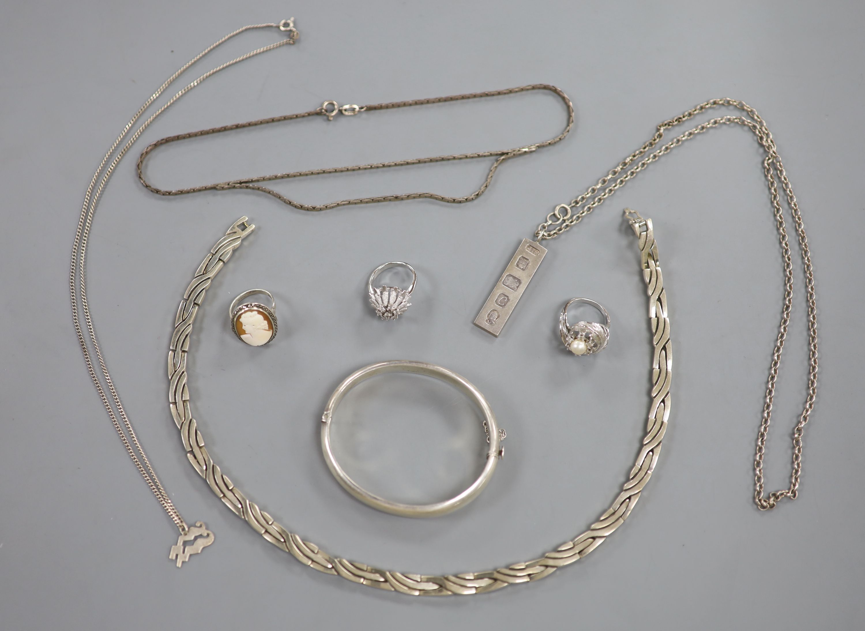 A modern silver necklace and other modern jewellery.